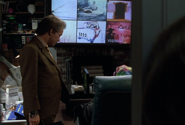 Geleceğe Dönüş II: Marty McFly oğlunun fazla televizyon izlemesinden yakınıyor.