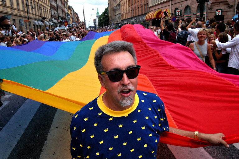 Gilbert Baker, 2003'te Stockholm'de düzenlenen Onur Yürüyüşü'nde. </br>Fotoğraf: Fredrik Persson/Agence France-Presse &mdash; Getty Images