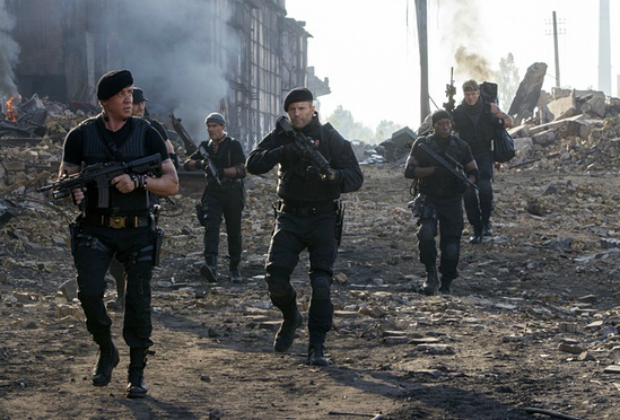 Sylvester Stallone, Antonio Banderas, Jason Statham, Wesley Snipes ve Dolph Lundgren; The Expendables 3 (2014). Fotoğraf: Allstar/Millennium Films
