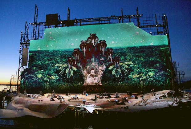 Foals için sahne tasarımı